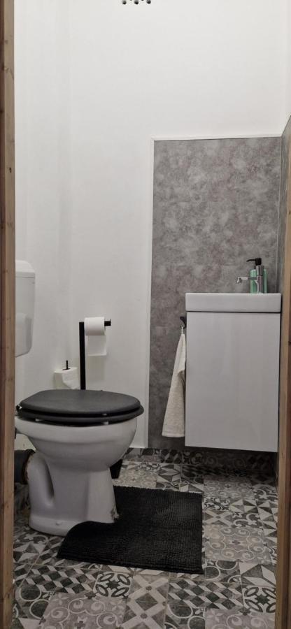 Zenloft Apartman Eger Buitenkant foto